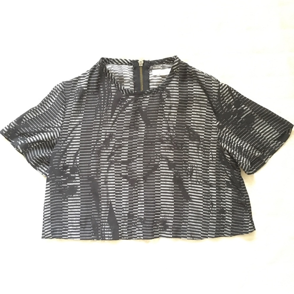Short sleeved cropped top size XS